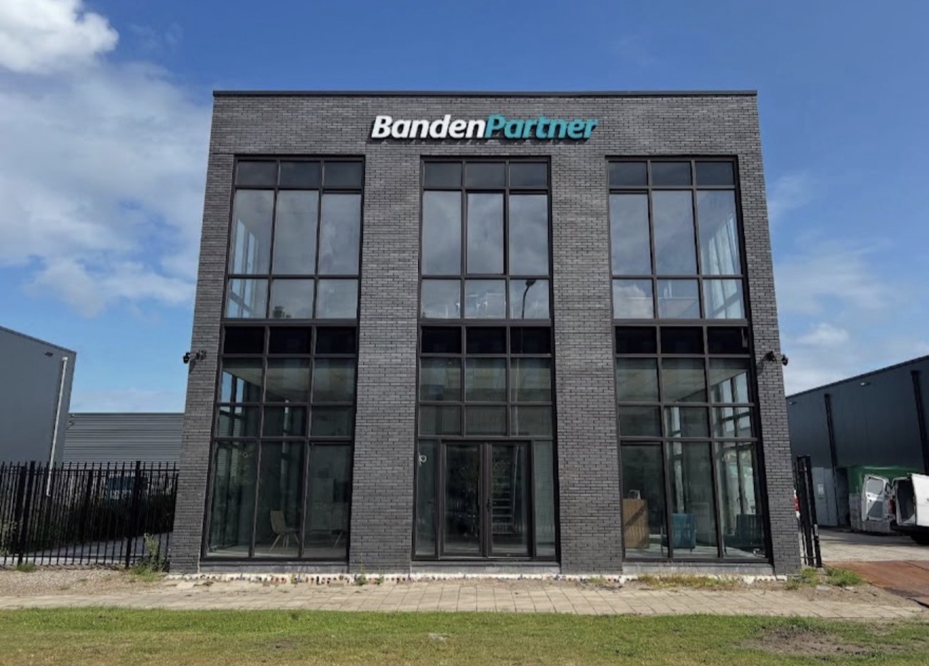 Zakelijk pand met aluminium kozijnen over twee verdiepingen in Eindhoven