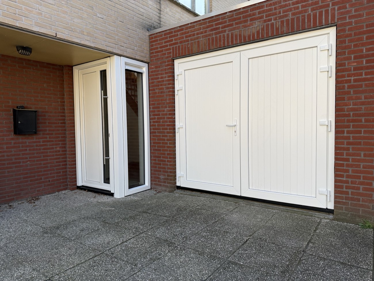 Nieuwe kunststof voordeur en dubbele garagedeuren in Etten-Leur